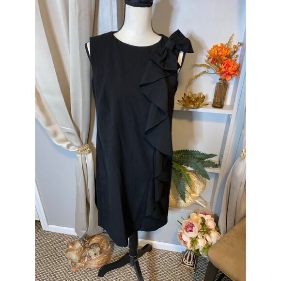 Emma & Michele Dresses & Skirts - Emma & Michele Black size 8 Fitted Bust Back Zipper Bow Detail GUC Sheath Dress